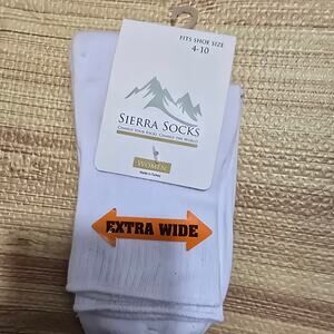 Women's Sierra Extra Wide White Socks NWT